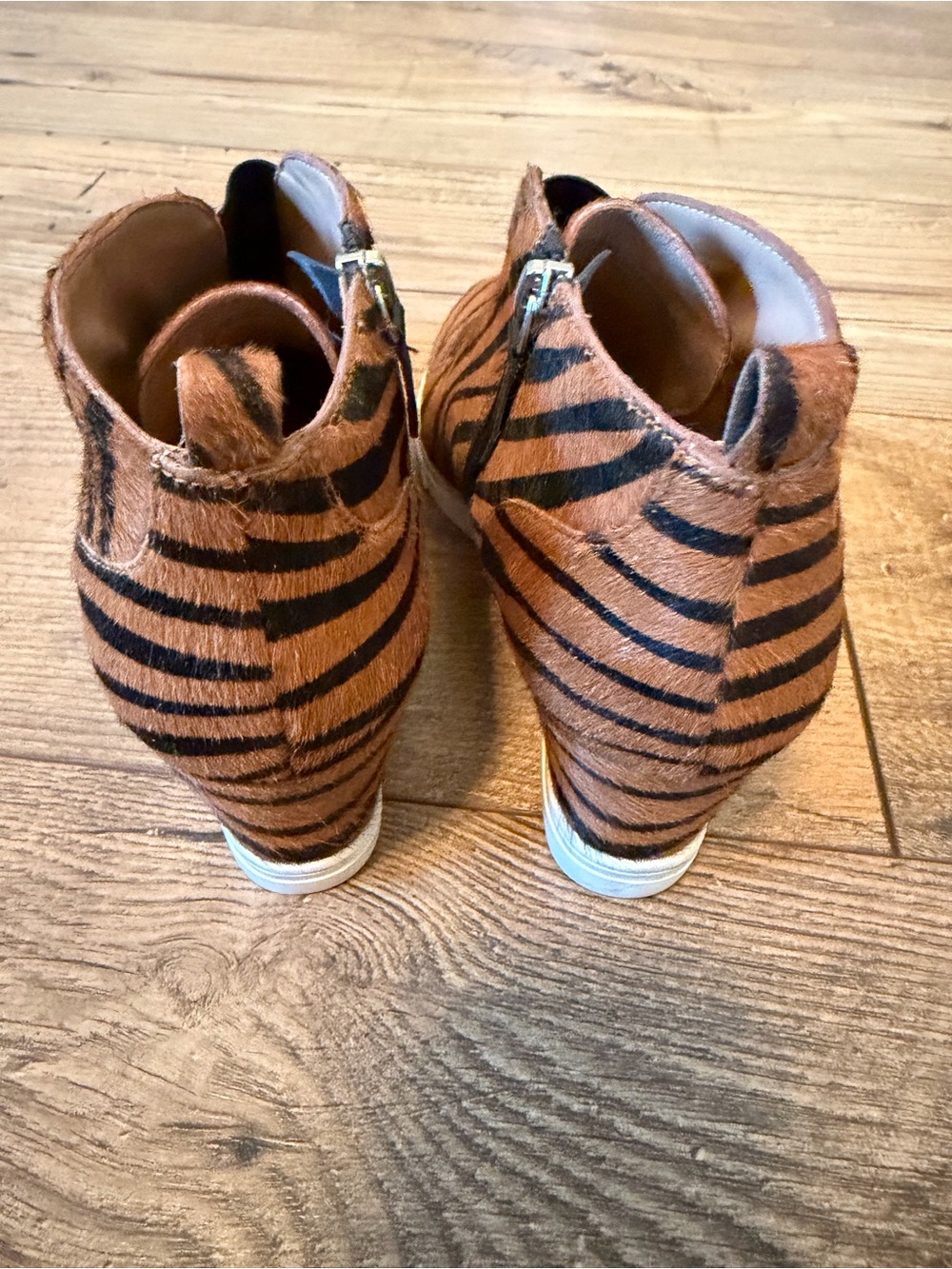 Linea Paolo Anna Tiger Print Calf Hair Wedge Sneaker Bootie Size 7.5 M - Picture 4 of 12
